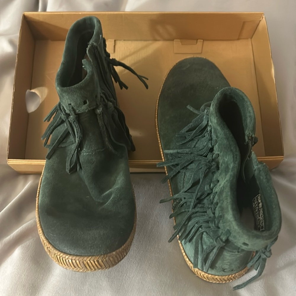 Ugg shoes, size 8.